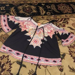 open shoulder crop top shirt